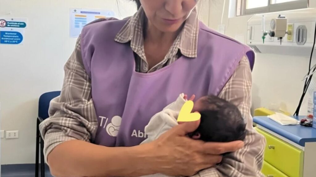 Fundación amplía búsqueda de voluntarios para abrazar a bebés en situación de abandono: Así puedes postular