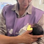 Fundación amplía búsqueda de voluntarios para abrazar a bebés en situación de abandono: Así puedes postular