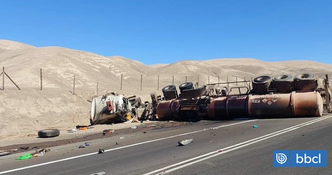 Camión con ácido sulfúrico se vuelca en Antofagasta: conductor muere tras sufrir graves quemaduras