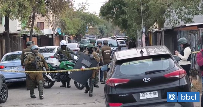 Encuentran al menos 3 vehículos robados en Puente Alto en medio de operativo por robo a carabinero