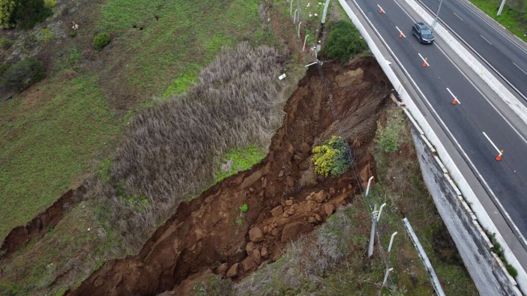 CIERRAN PREVENTIVAMENTE CAMINO INTERNACIONAL DE CONCÓN POR NUEVO SOCAVÓN