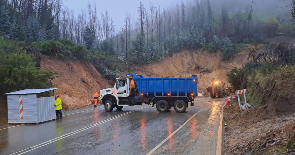 Cierran ruta costera que une Pelluhue y Cobquecura por deslizamientos de tierra tras fuertes lluvias