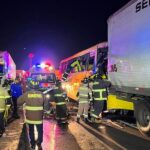 Dos fallecidos y al menos 15 lesionados deja choque entre bus de pasajeros y camión en Paine.