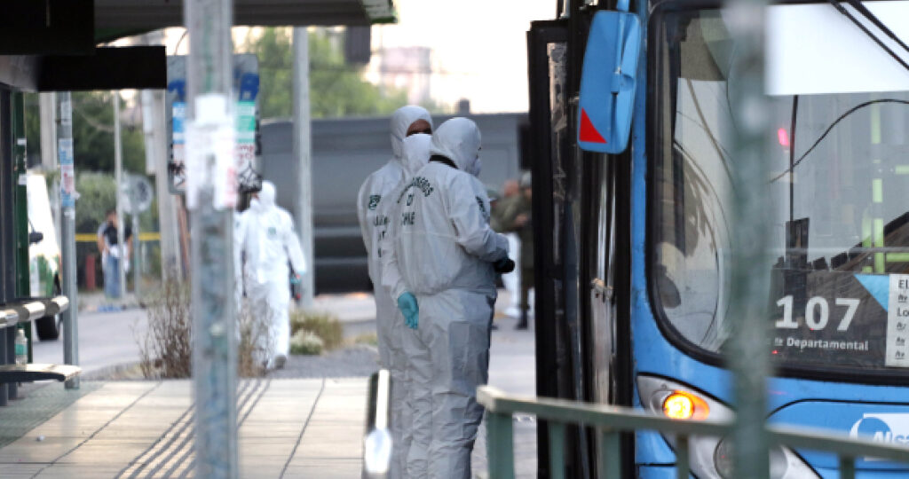 7 años de cárcel para chofer de Transantiago que aplastó y mató a taxista tras choque en la Alameda