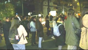 Exigen renuncia de Javier Macaya con protesta afuera de la UDI en Providencia