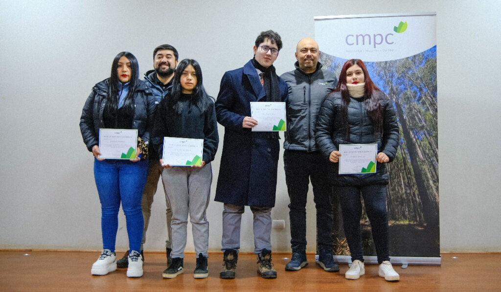 Estudiantes de Collipulli reciben beca rural CMPC para costear sus gastos educacionales