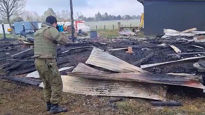 Nuevo atentado incendiario en La Araucanía: Encapuchados quemaron dos galpones y agredieron a una familia