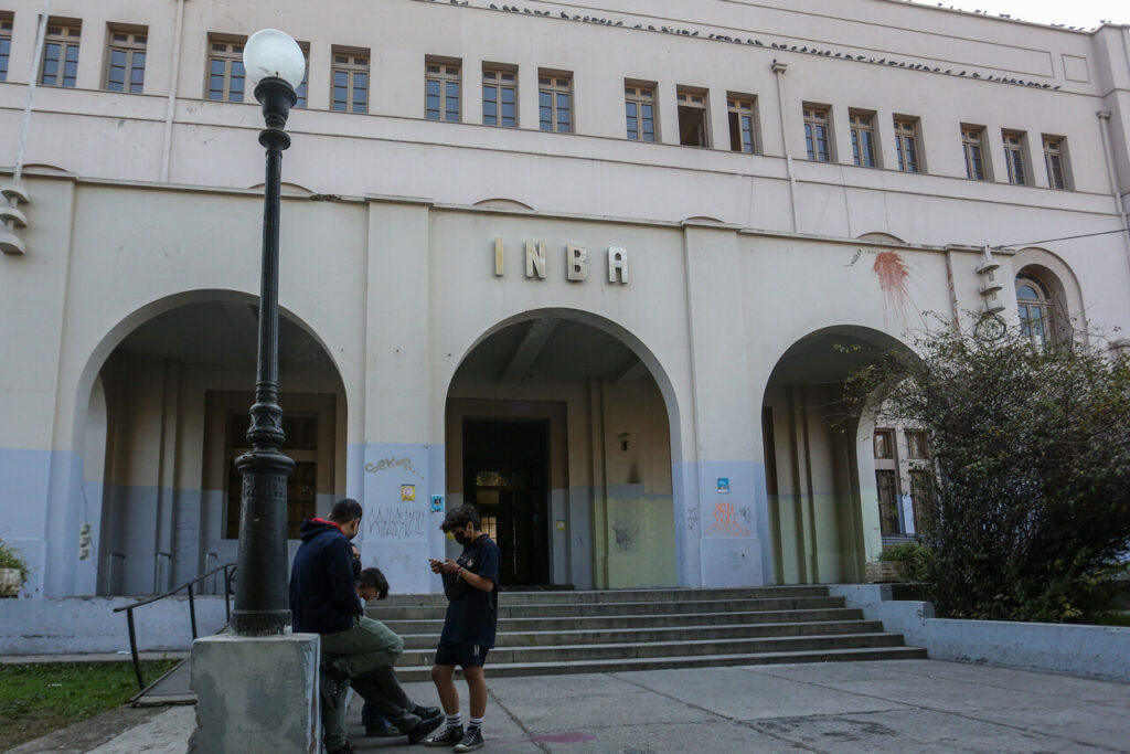 Dan de alta a uno de los alumnos heridos por explosión en el INBA y establecimiento concreta retorno “voluntario” a clases.