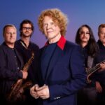 Muere bajista de Simply Red a los 60 años: «Estamos devastados»