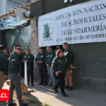 Tras iniciar paro nacional: funcionarios de Gendarmería se movilizan en entrada de Centro de Justicia.