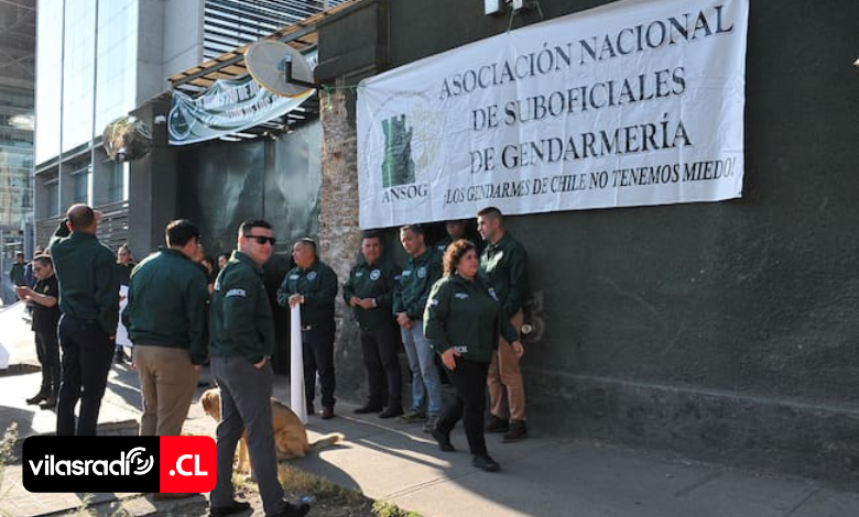 Tras iniciar paro nacional: funcionarios de Gendarmería se movilizan en entrada de Centro de Justicia.