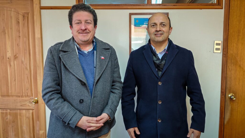ALCALDE RICHARD LEONELLI CONTRERAS RECIBE VISITA DEL DIRECTOR REGIONAL DE SERCOTEC