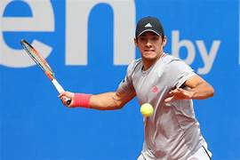 Cristian Garin reacciona a tiempo y supera al francés Arthur Fils en el ATP de Estoril