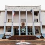 Puerto Montt: Destituyen a 54 funcionarios de la salud municipal por viajar al extranjero con licencia