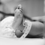 Lactante de 6 meses está grave tras sufrir intoxicación por cocaína en Santiago: su madre fue detenida