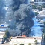 Incendio de grandes proporciones afecta a empresa abandonada de barrio Franklin en Santiago