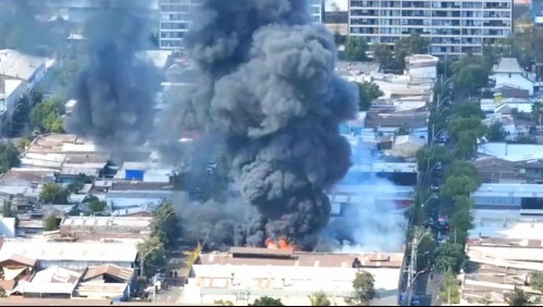 Incendio de grandes proporciones afecta a empresa abandonada de barrio Franklin en Santiago