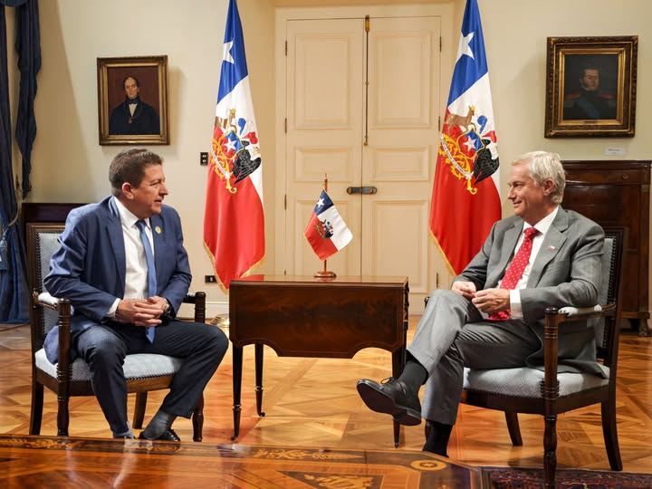 CON BROCHE DE ORO CULMINA LA AGENDA DEL ALCALDE RICHARD LEONELLI CONTRERAS EN SANTIAGO