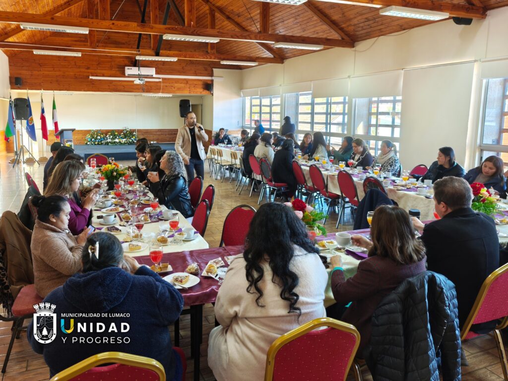 MUNICIPALIDAD DE LUMACO COMPARTIÓ ESPECIAL DESAYUNO JUNTO A FUNCIONARIAS MAMÁS