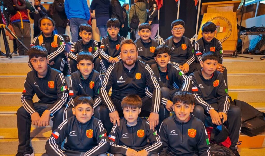 Una delegación de 13 niños y jóvenes futbolistas de la comuna de Lumaco (pertenecientes al club Scarlino Calcio de Capitán Pastene) inició su histórico viaje a Italia este lunes.