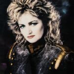 Cantante Bonnie Tyler sale de coma pero permanece en cuidados intensivos tras cirugía de urgencia.