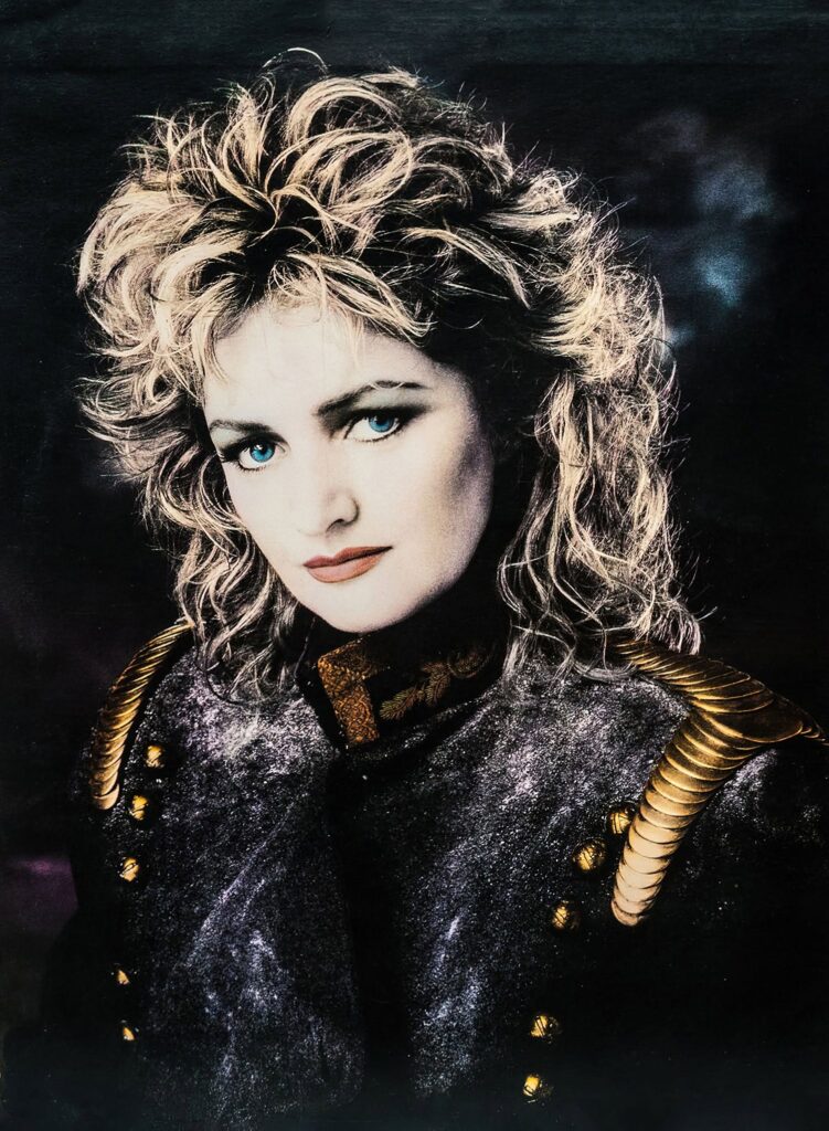 Cantante Bonnie Tyler sale de coma pero permanece en cuidados intensivos tras cirugía de urgencia.