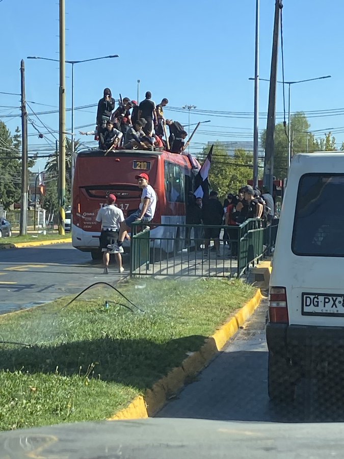 Amenazando con cuchillos y palos»: barristas de Colo Colo ’secuestran’ bus previo a arengazo