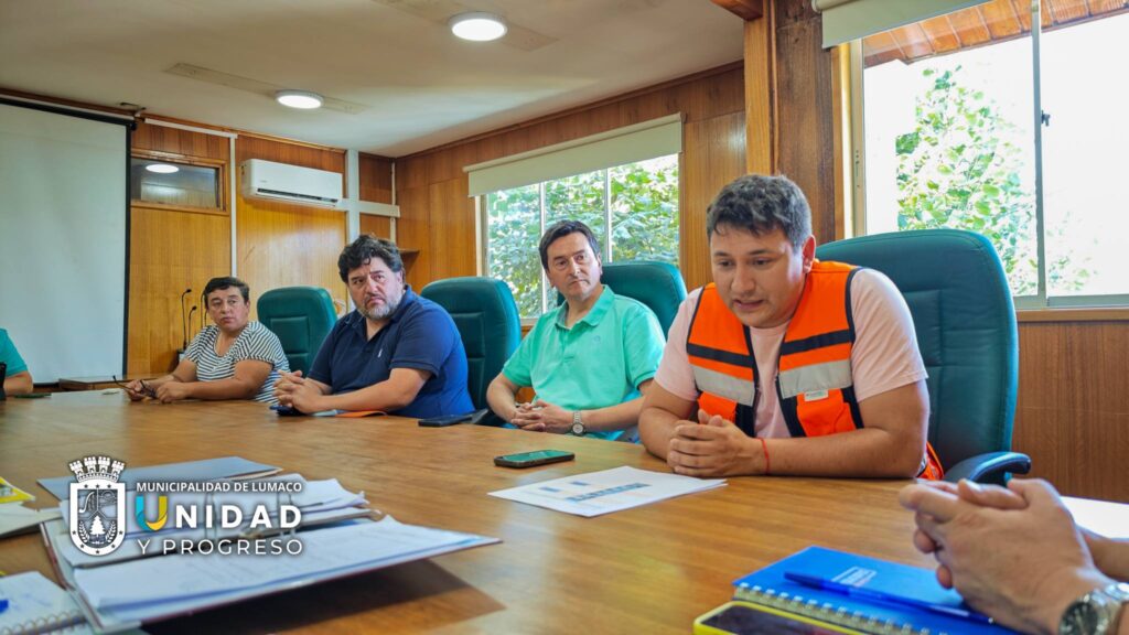 ALCALDE DE LUMACO SOSTUVO REUNIÓN DE TRABAJO CON EMPRESA QUE EJECUTARÁ EL ASFALTO LOS LAURELES – PICHI PELLAHUÉN