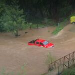 Camioneta atrapada y casi completamente bajo el agua tras desborde de estero en Reñaca