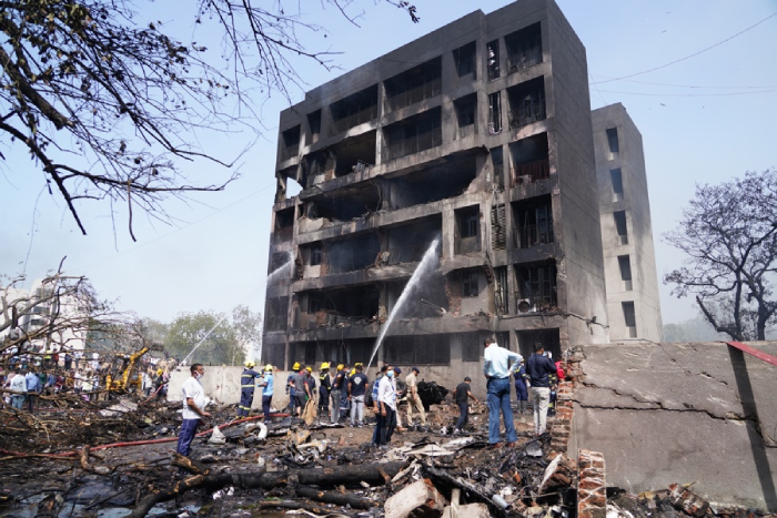 No hay rastro de vida de los 242 ocupantes del avión siniestrado en la India