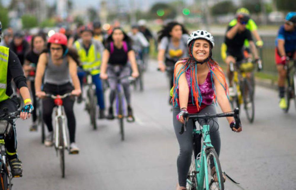 ALCALDE RICHARD LEONELLI HACE ENTREGA DE PROGRAMA EN BICICLETA POR MALLECO