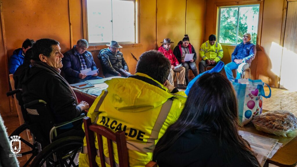 VISITA DEL ALCALDE RICHARD LEONELLI CONTRERAS Y EQUIPOS MUNICIPALES A LA COMUNIDAD DEL SECTOR HUEICO