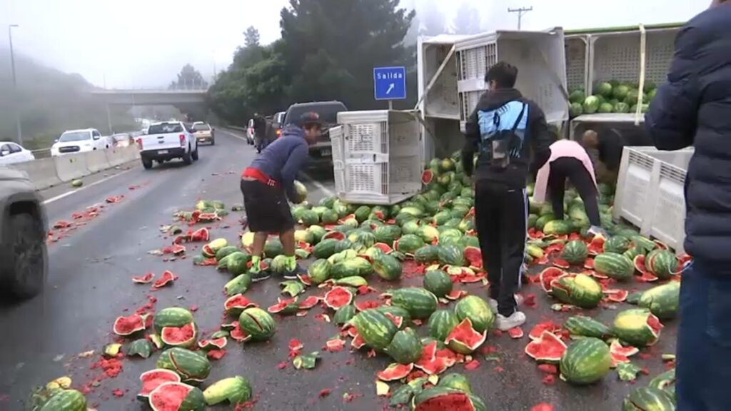 Camión pierde su carga de 2 mil sandías en plena Ruta 68 y genera kilométrico taco