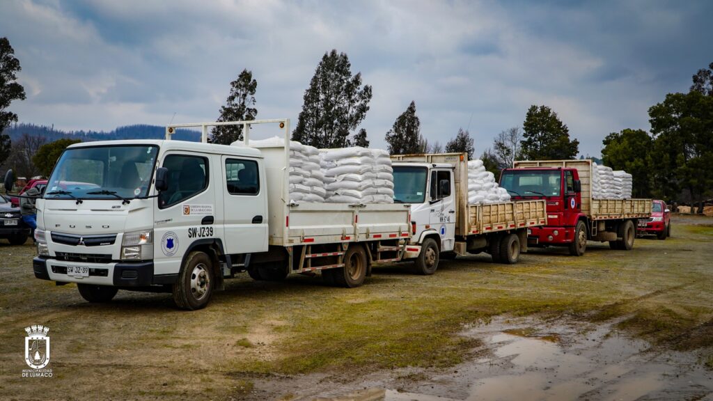 ENTREGA DE AYUDAS A AGRICULTORES AFECTADOS POR INUNDACIONES EN LUMACO