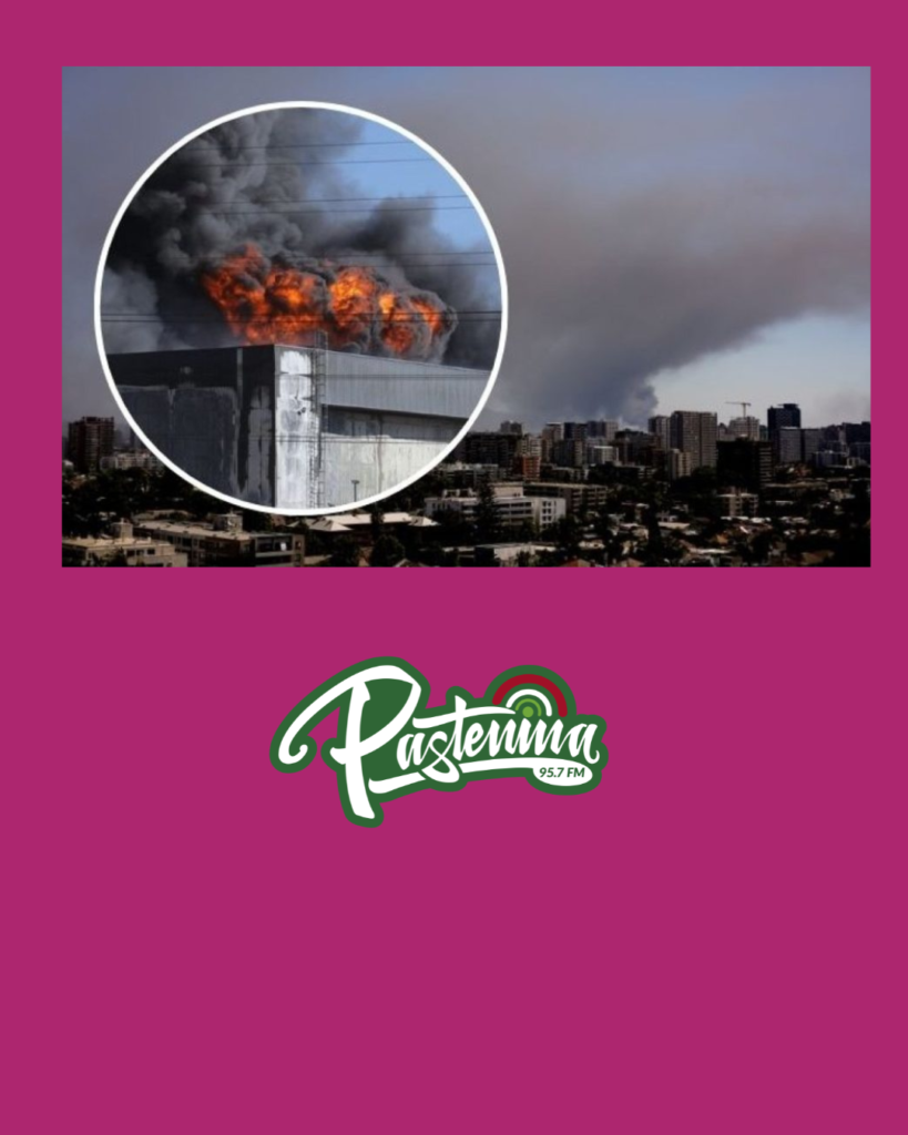 Incendio en bodega provoca densa columna de humo en Santiago