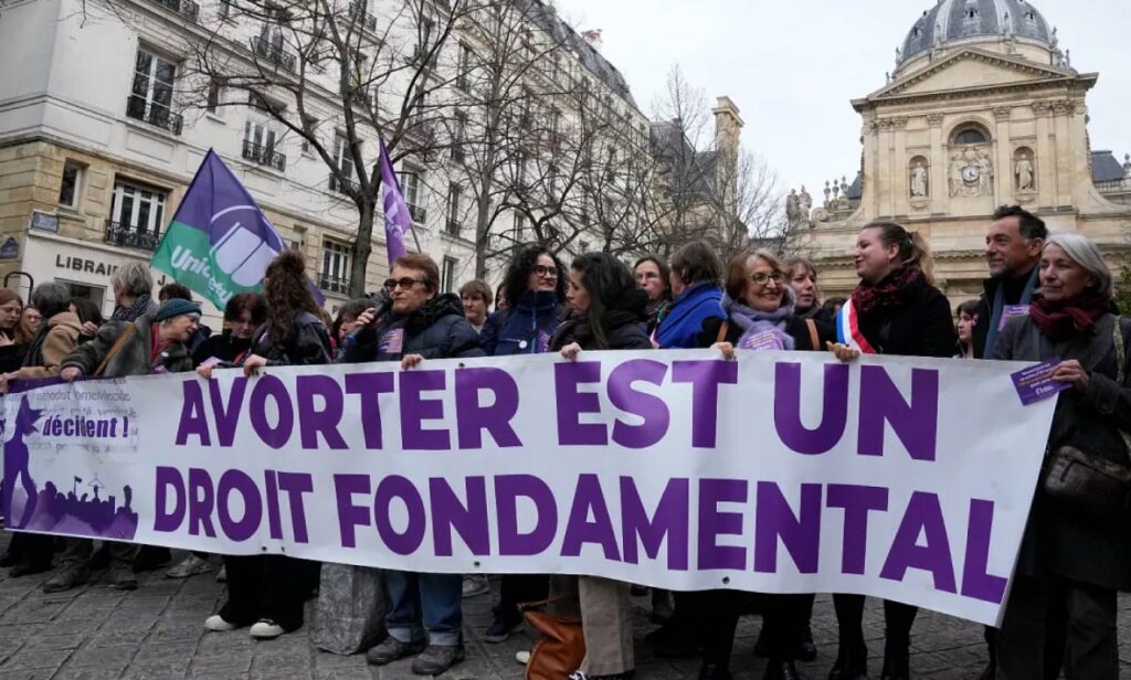 Francia se convierte en el primer país en consagrar el derecho al aborto en su Constitución