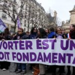 Francia se convierte en el primer país en consagrar el derecho al aborto en su Constitución