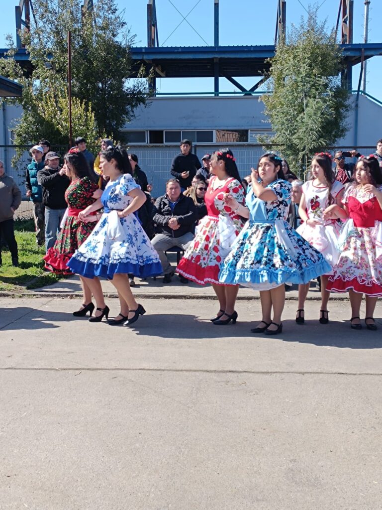 A esta hora se realiza en el frontis del Liceo Municipal de Lumaco, la FERIA COSTUMBRISTA GASTRONOMICA.