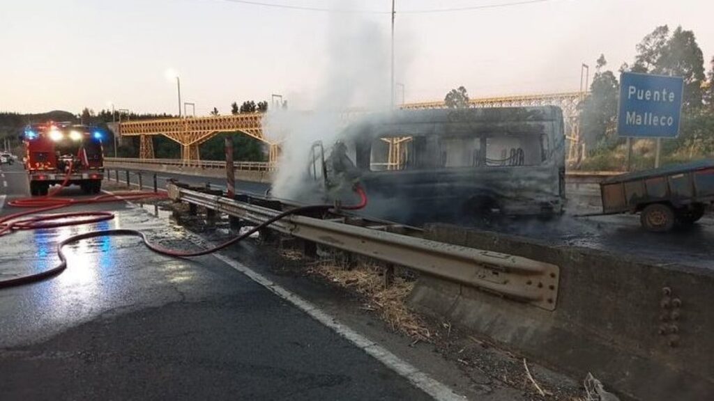 Sujetos bajan a trabajadores forestales y queman bus en puente Malleco