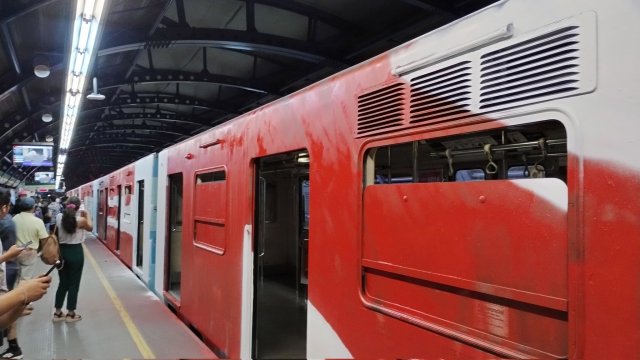 Vándalos pintaron tren de Metro y encerraron a pasajeros en San Joaquín