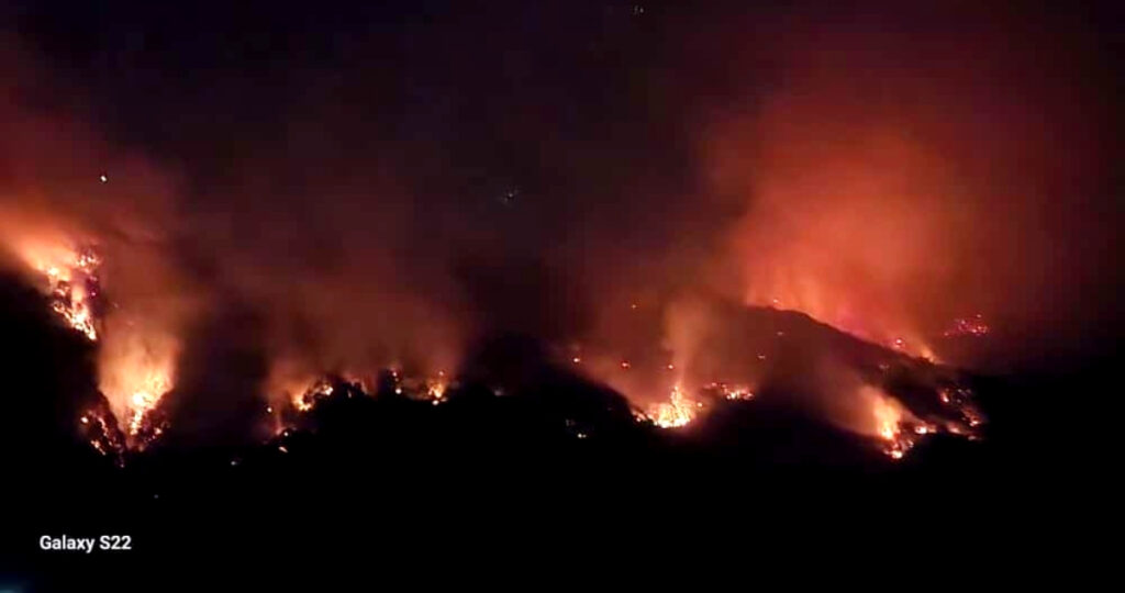 Lonquimay cumple 20 días bajo Alerta Roja por incendio forestal fuera de control