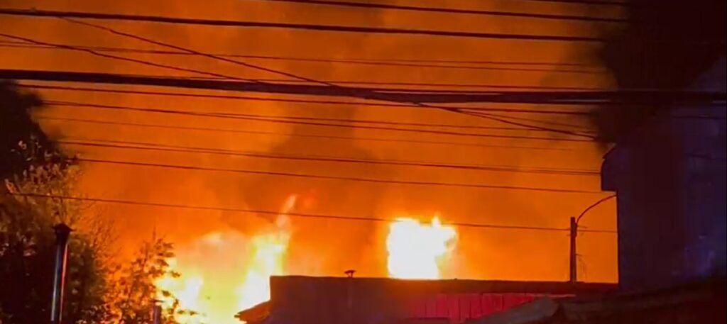 Incendio afecta cinco viviendas en población de Temuco